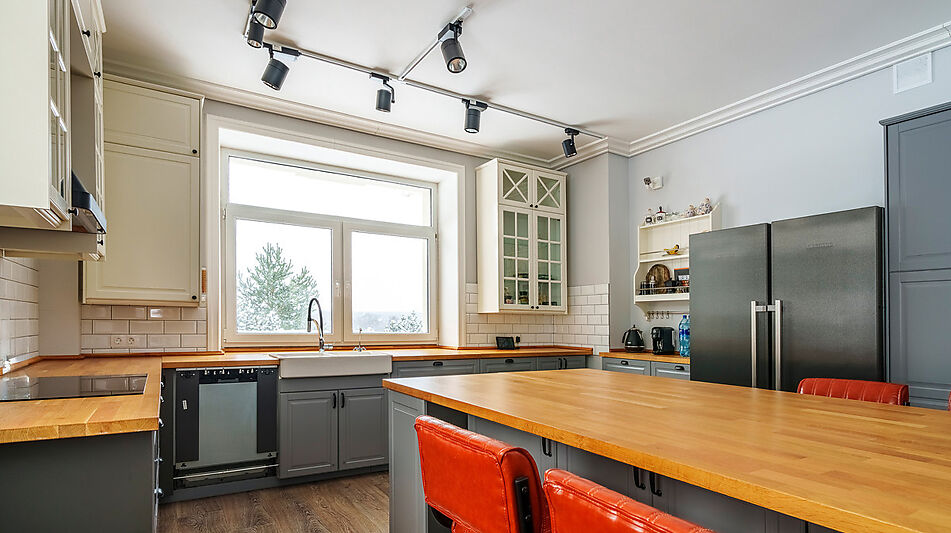 Усадьба в окружении леса