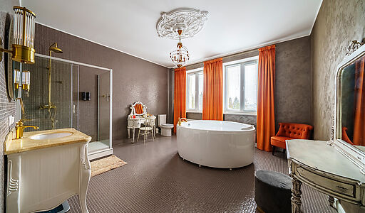 Усадьба в окружении леса