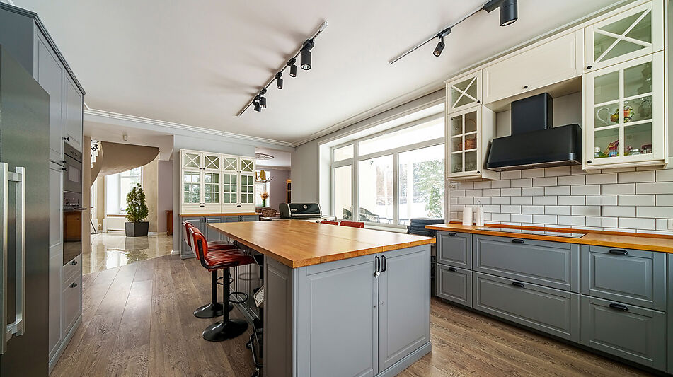 Усадьба в окружении леса