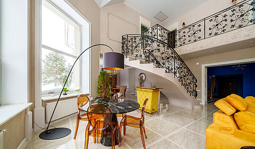 Усадьба в окружении леса