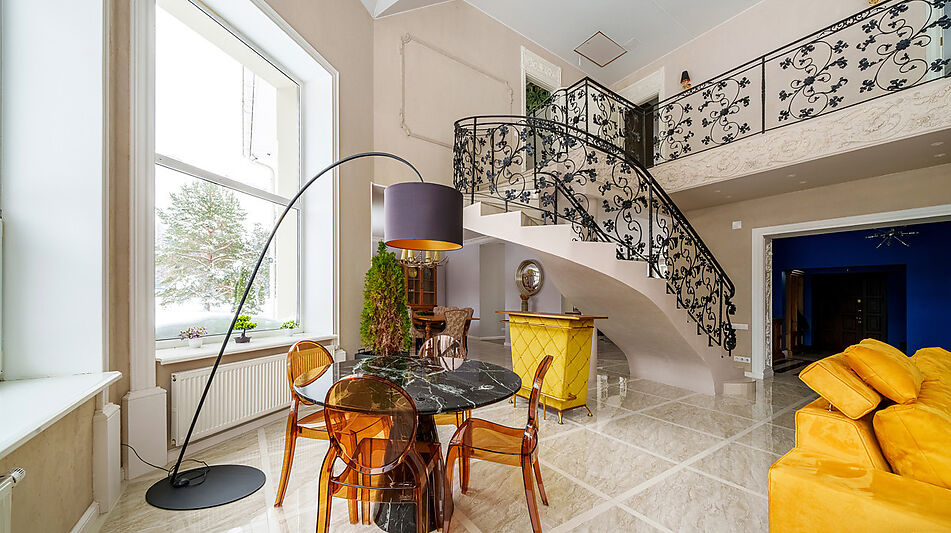 Усадьба в окружении леса