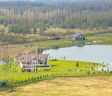 Земля на берегу озера в Можайске