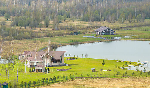 Земля на берегу озера в Можайске