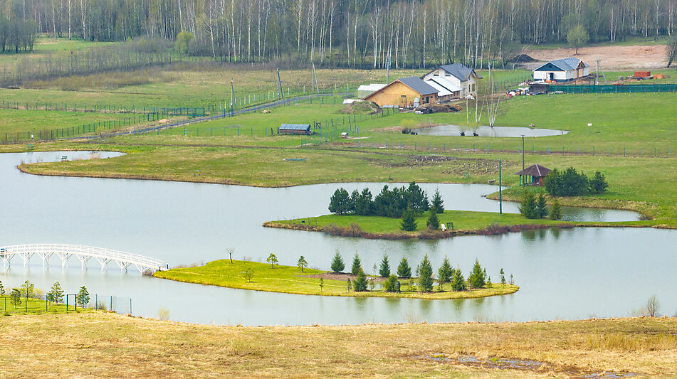 Земля на берегу озера в Можайске
