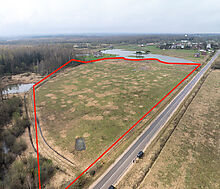 Земля на берегу озера в Можайске