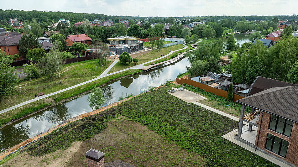 Дом на берегу в п. Вешки