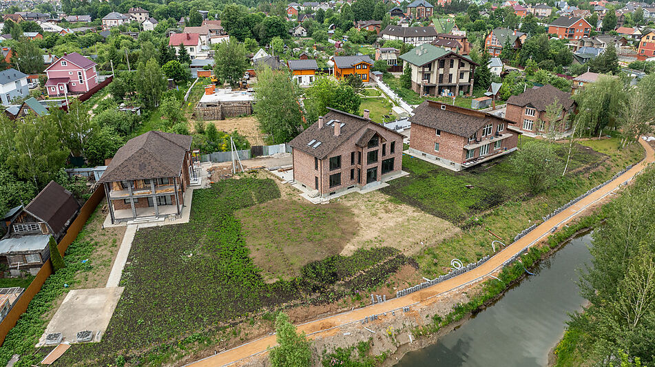 Дом на берегу в п. Вешки