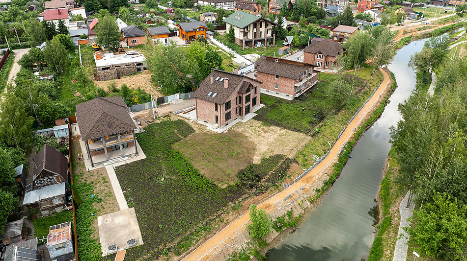 Дом на берегу в п. Вешки