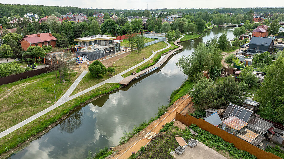 Дом на берегу в п. Вешки