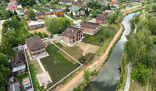 Дом на берегу в п. Вешки