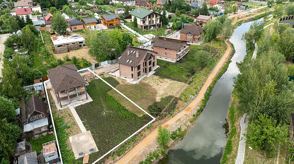 Дом на берегу в п. Вешки