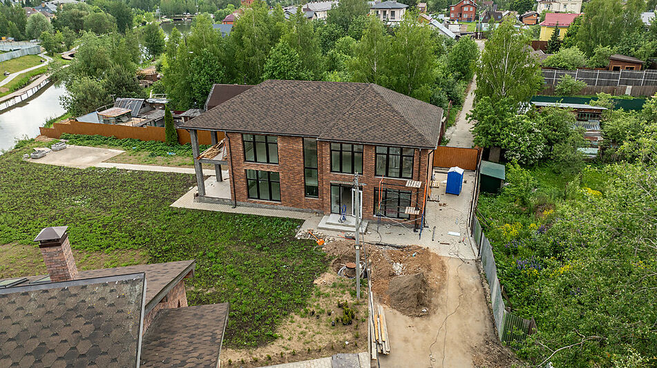 Дом на берегу в п. Вешки