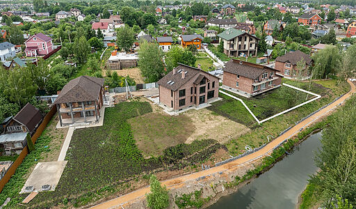 Дом на берегу в п. Вешки