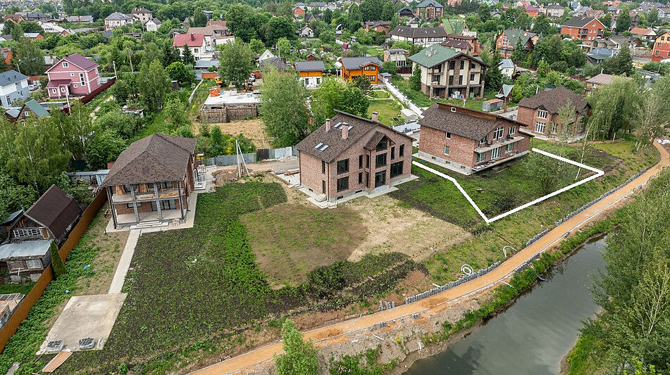 Дом на берегу в п. Вешки