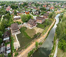 Дом на берегу в п. Вешки