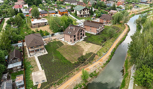 Дом на берегу в п. Вешки