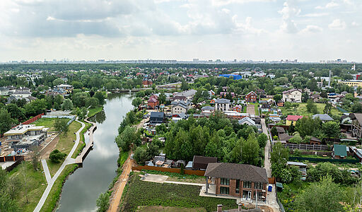 Дом на берегу в п. Вешки