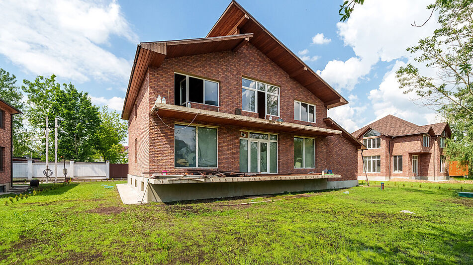 Дом на берегу в п. Вешки