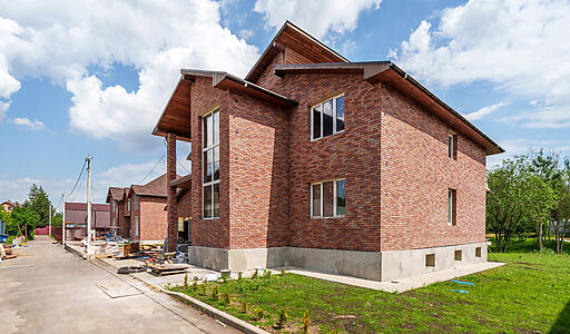 Дом на берегу в п. Вешки