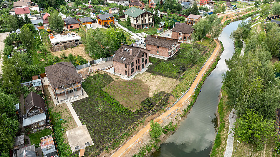 Дом на берегу в п. Вешки