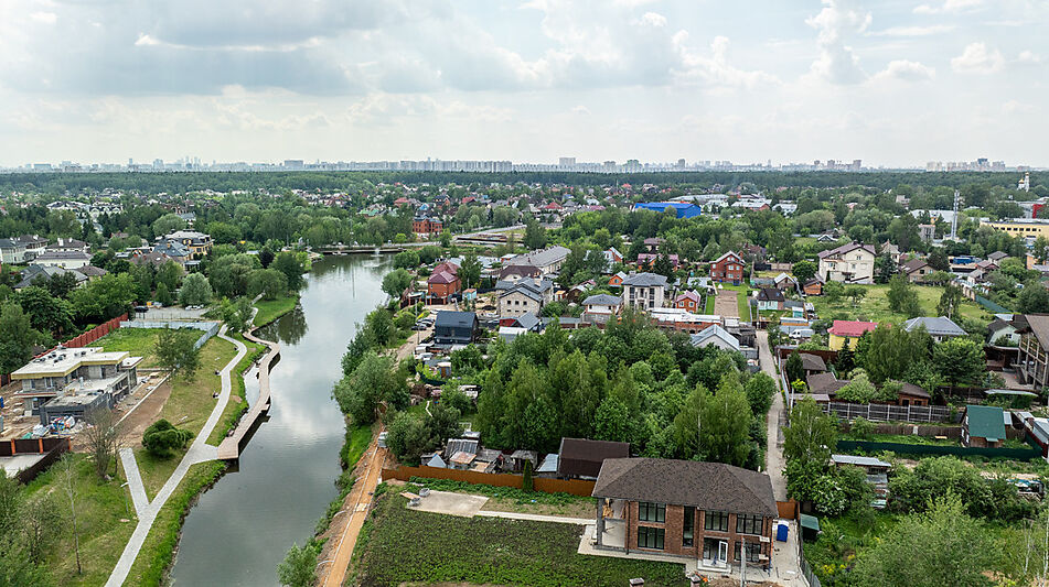 Дом на берегу в п. Вешки