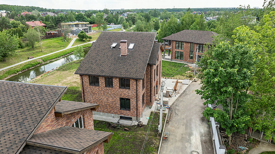 Дом на берегу в п. Вешки