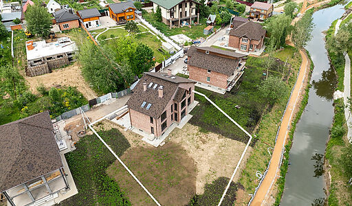 Дом на берегу в п. Вешки