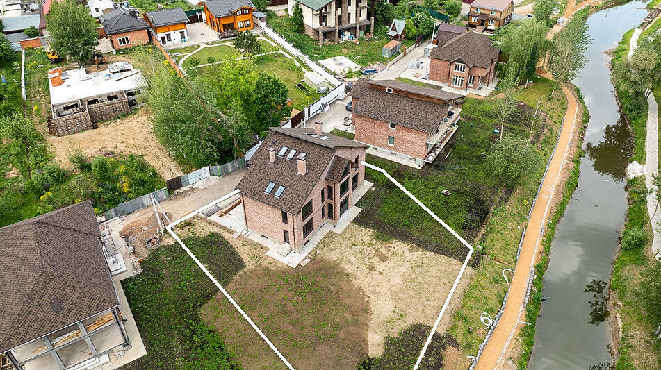 Дом на берегу в п. Вешки