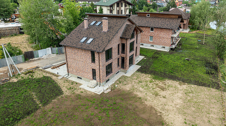 Дом на берегу в п. Вешки