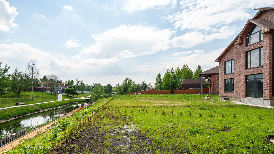 Дом на берегу в п. Вешки