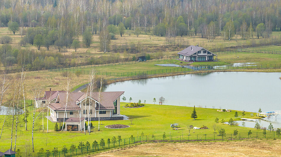 Земля на берегу озера в Можайске