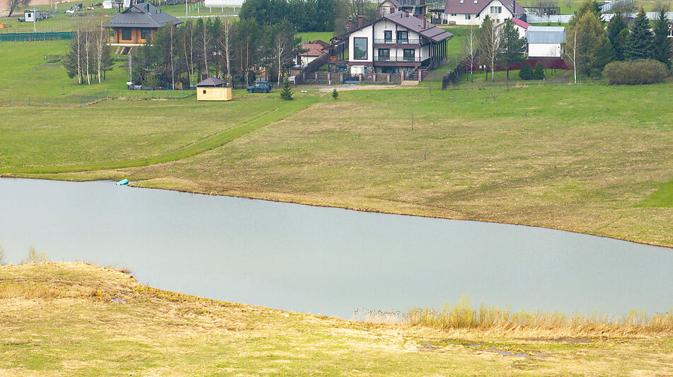 Земля на берегу озера в Можайске