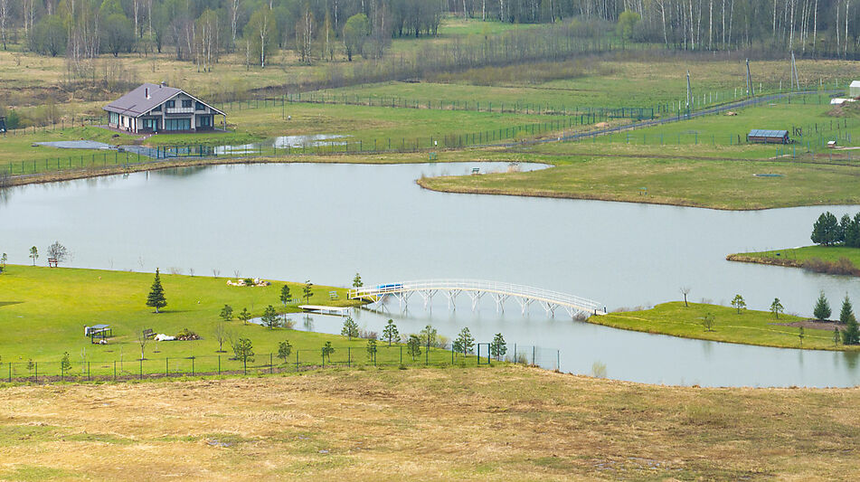 Земля на берегу озера в Можайске