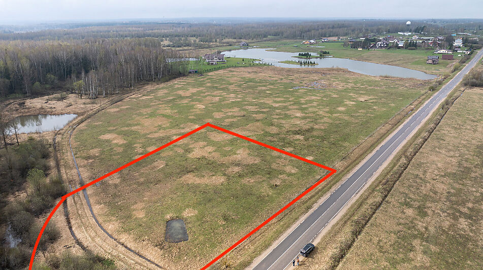Земля на берегу озера в Можайске