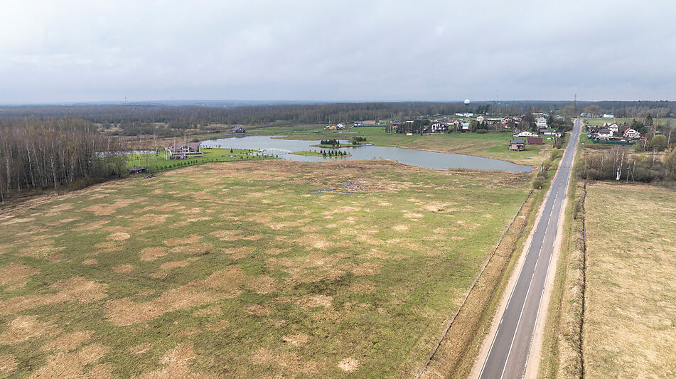 Земля на берегу озера в Можайске