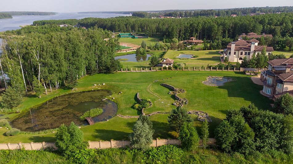 Вилла на берегу в поселке Пестово