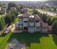 Вилла на берегу в поселке Пестово