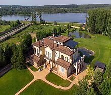 Вилла на берегу в поселке Пестово