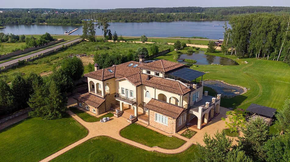 Вилла на берегу в поселке Пестово