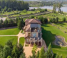 Вилла на берегу в поселке Пестово