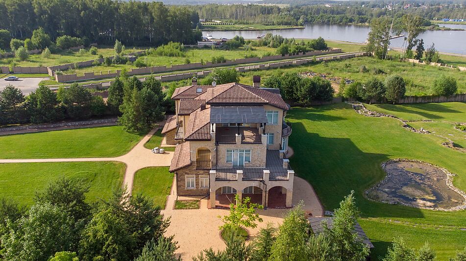 Вилла на берегу в поселке Пестово