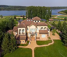 Вилла на берегу в поселке Пестово