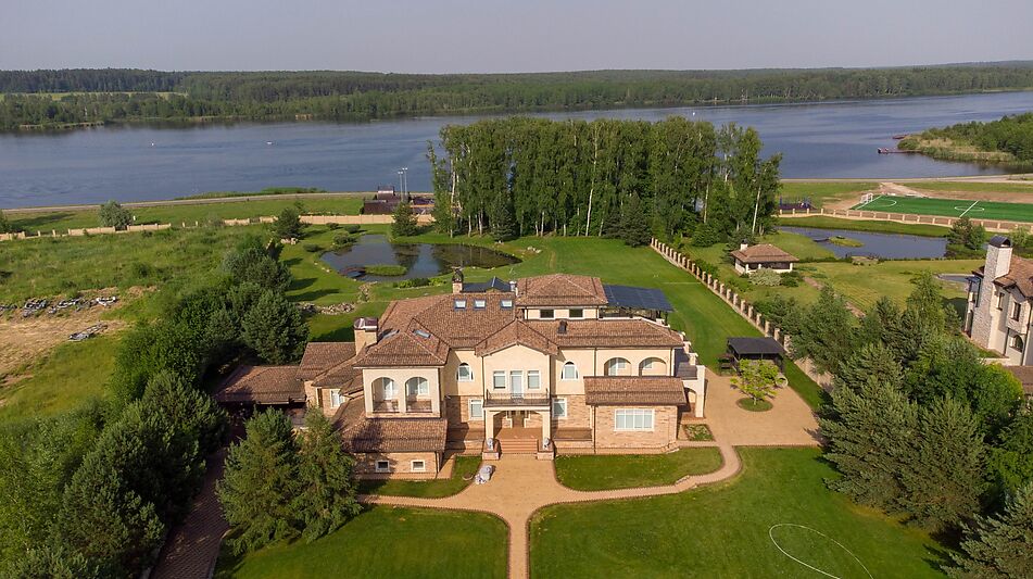 Вилла на берегу в поселке Пестово