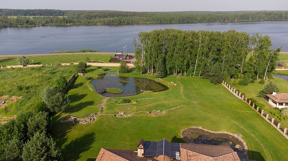 Вилла на берегу в поселке Пестово