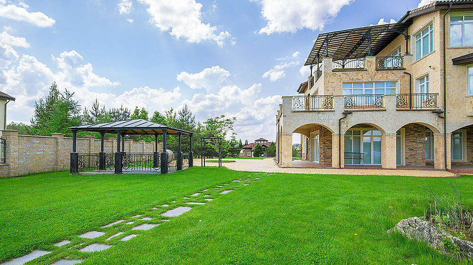 Вилла на берегу в поселке Пестово