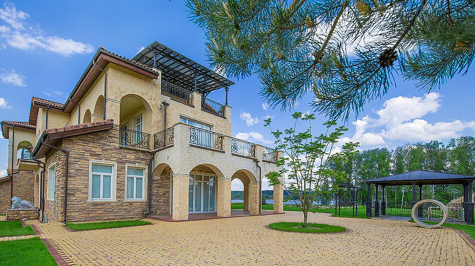 Вилла на берегу в поселке Пестово