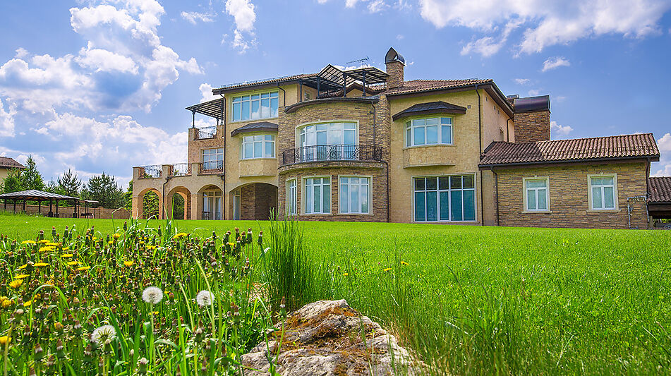 Вилла на берегу в поселке Пестово