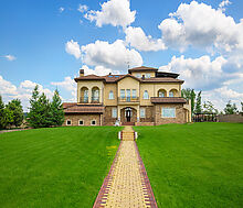 Вилла на берегу в поселке Пестово