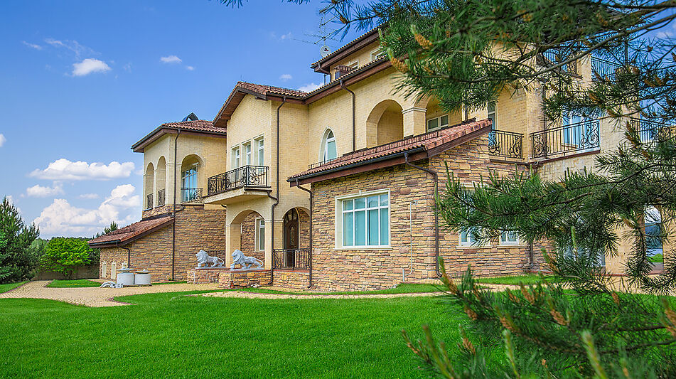 Вилла на берегу в поселке Пестово