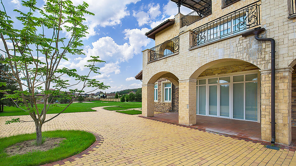 Вилла на берегу в поселке Пестово